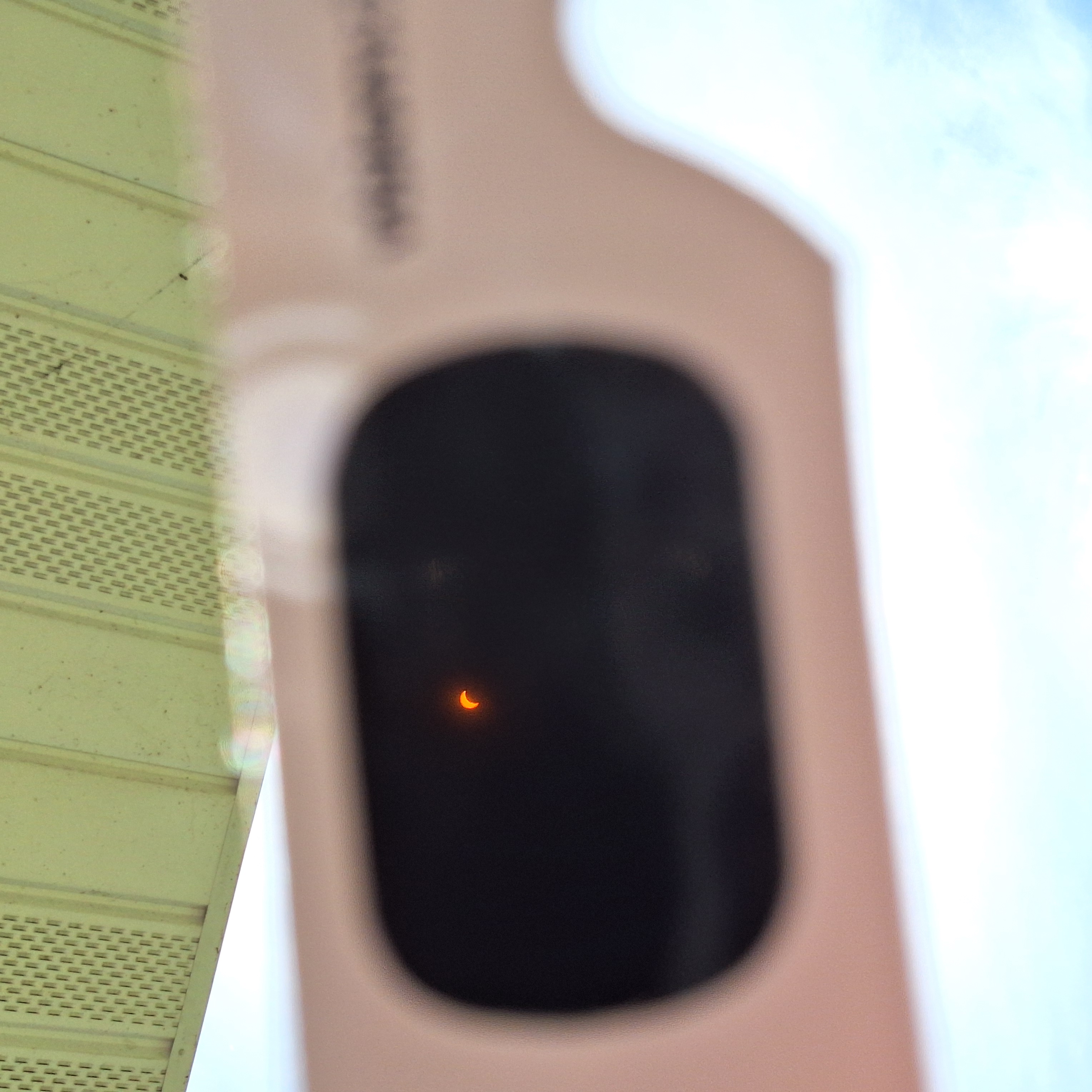 Eclipse parcial visto a través de gafas de eclipse.